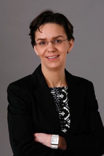 Portrait eine Dame mit auffalender Uhr