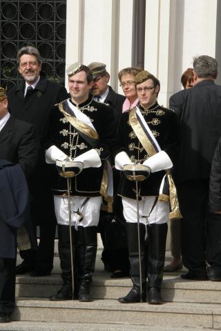 Chargierte Gral Wiens vor der Kirche Gatterhölzl