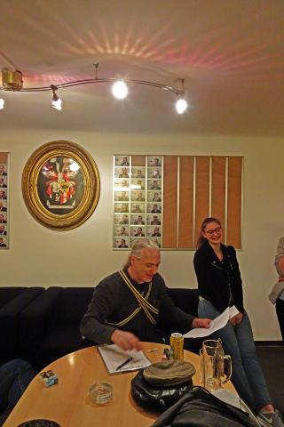 Bundesbruder Sokrates beim Zusammenstellen der Fragen