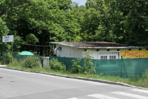 Blick auf Minigolf-Gebäude mit Imbissstube