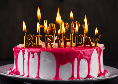 Geburtstagskuchen mit Kerzen und HAPPY BIRTHDAY 