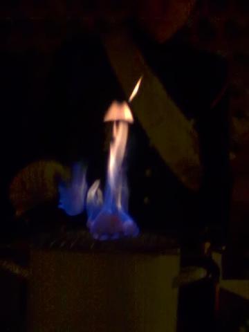 Krambambuli Flamme tanzt über dem Braukessel