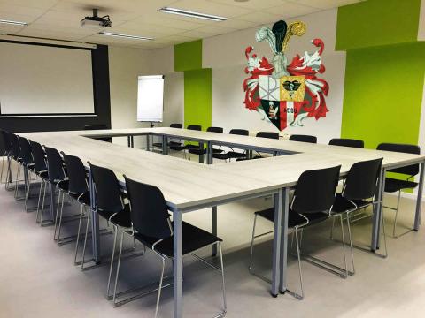 Conventraum mit Prunkwappen Grals an der rechten Wand