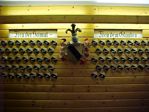 Wappenwand im Kneip- und Conventsraum