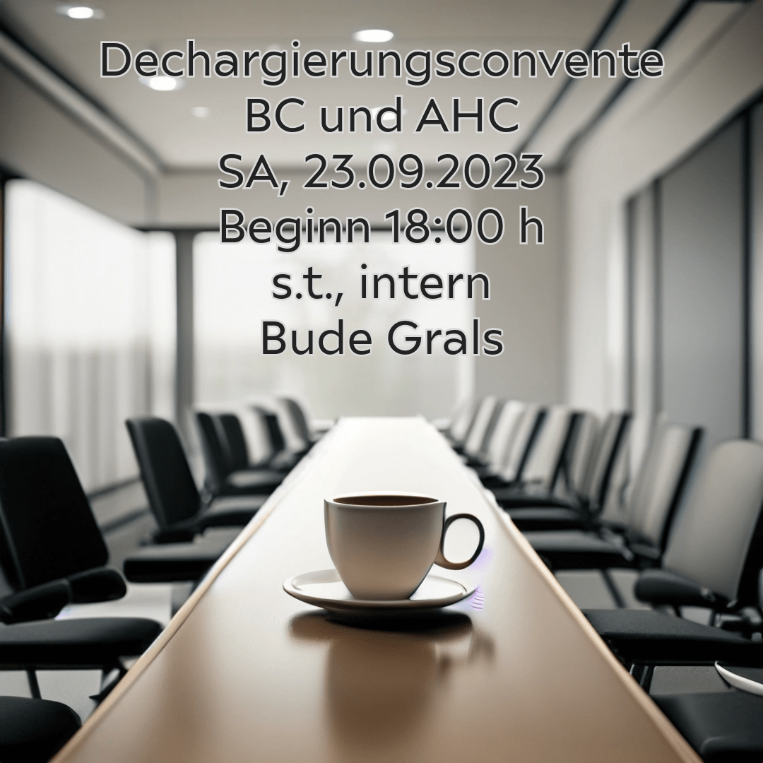 Leerer Konferenzraum mit Kaffeetasse auf dem Tisch im Vordergrund