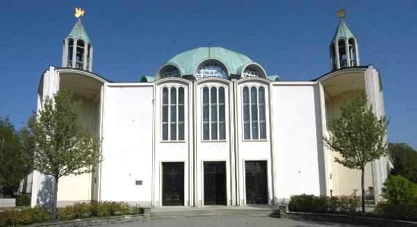 Kirche am Gatterhölzl, vom Pfarrvorplatz aus auf das Haupttor gesehen