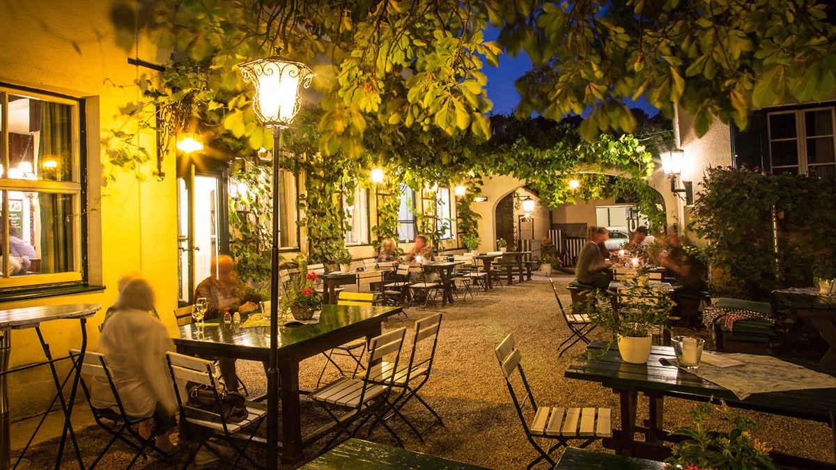 Heuriger Maly 1190 Sandleitengasse, Gastgarten bei Nacht erleuchtet