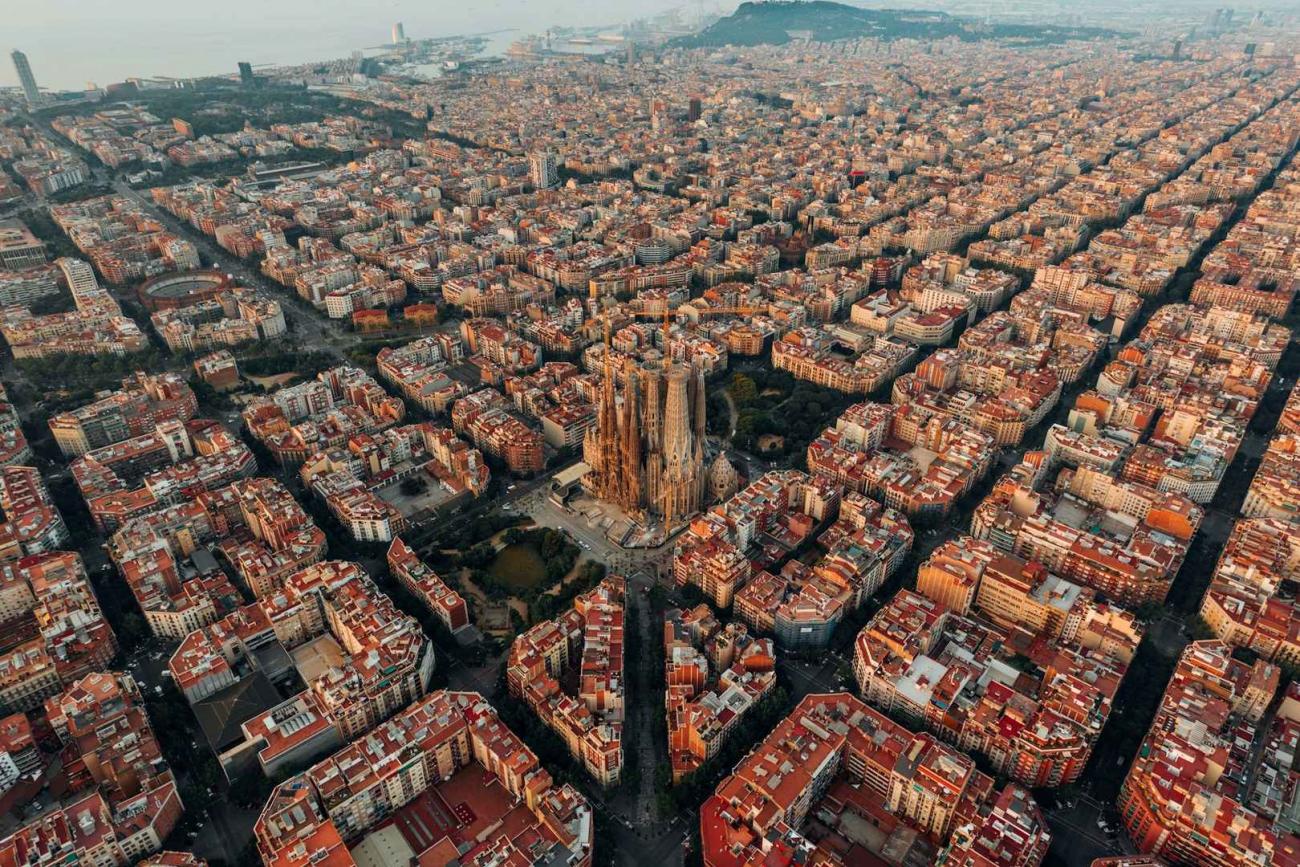 Barcelona, Luftaufnahme, Logan Armstrong, 2020, Hasselblad, L1D-20c, unsplash