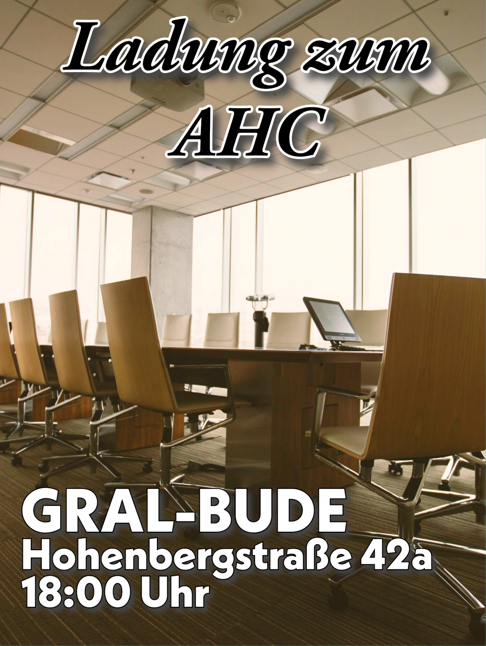 Sitzungsraum mit Tisch und Stühlen, Blick zu großer Fensterfront an zwei Seiten