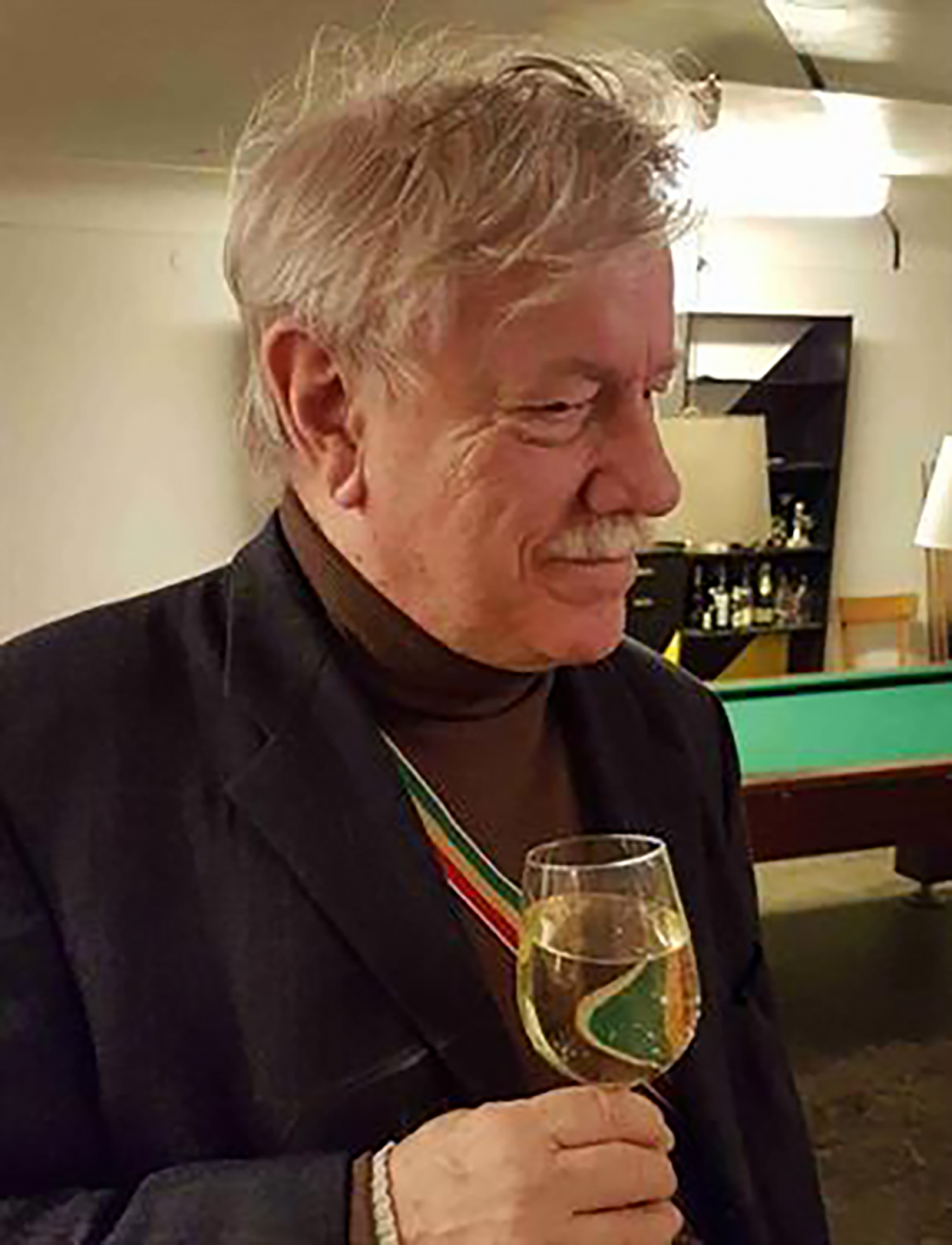 Bundesbruder Balduin  mit Weinglas in der Rechten vor dem Billardtisch