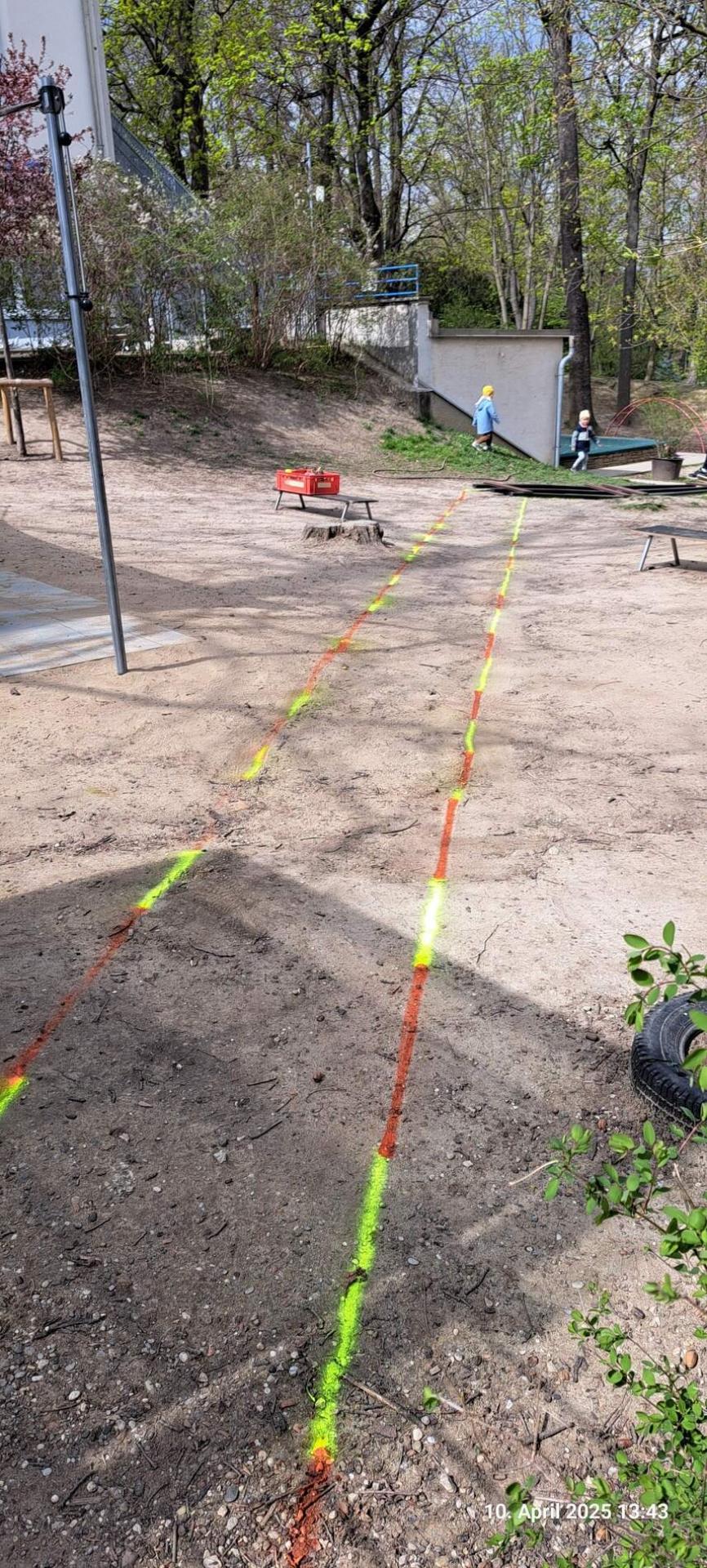 Bodenmarkierung für Wegeneubau, Blick zur Bude